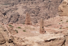Dva obelisky, které byly pravděpodobně sluneční pilíře plodnosti.