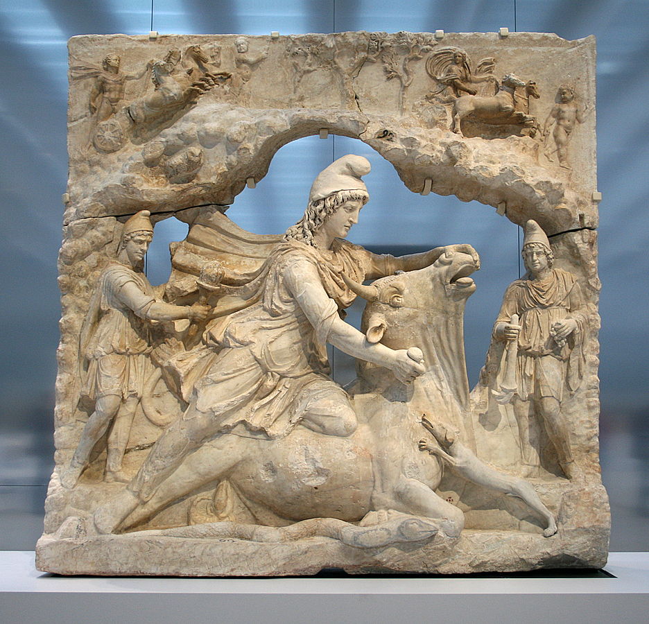 Íránský bůh slunce Mithra zabíjí býka. Tato scéna je zmíněna v zoroastrickém textu, kde říká, že obětováním býka Hudayos a snědením jeho těla je jediným způsobem, jak porazit zlého Ahrimana. Kver býka představuje oheň. Hermitage Museum, Petrohrad.